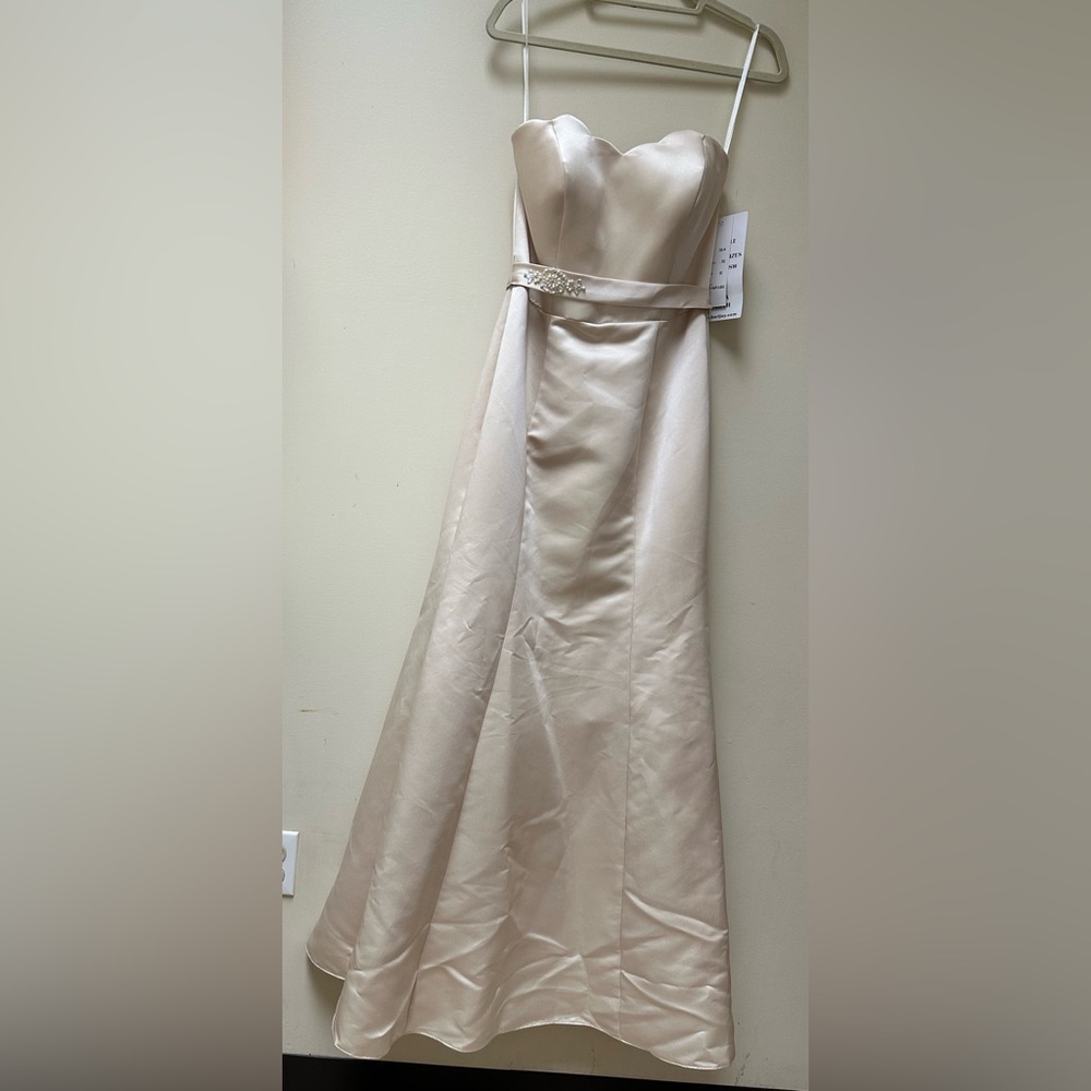 NWT: BARI JAY Elegant Cream Strapless Gown💥